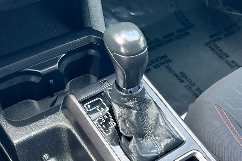 Toyota Tacoma 2WD Vehicle Full-screen Gallery Image 20