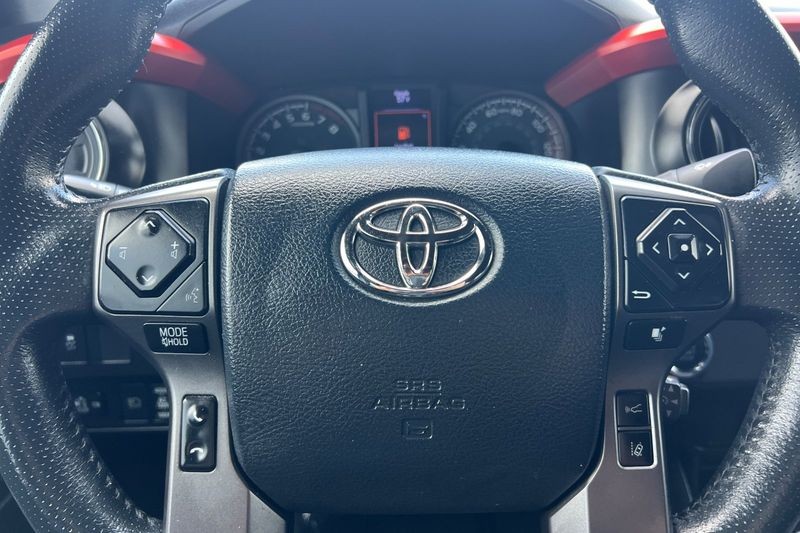 Toyota Tacoma 2WD Vehicle Full-screen Gallery Image 22