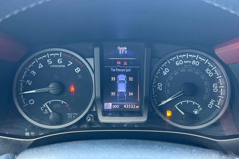 Toyota Tacoma 2WD Vehicle Full-screen Gallery Image 23