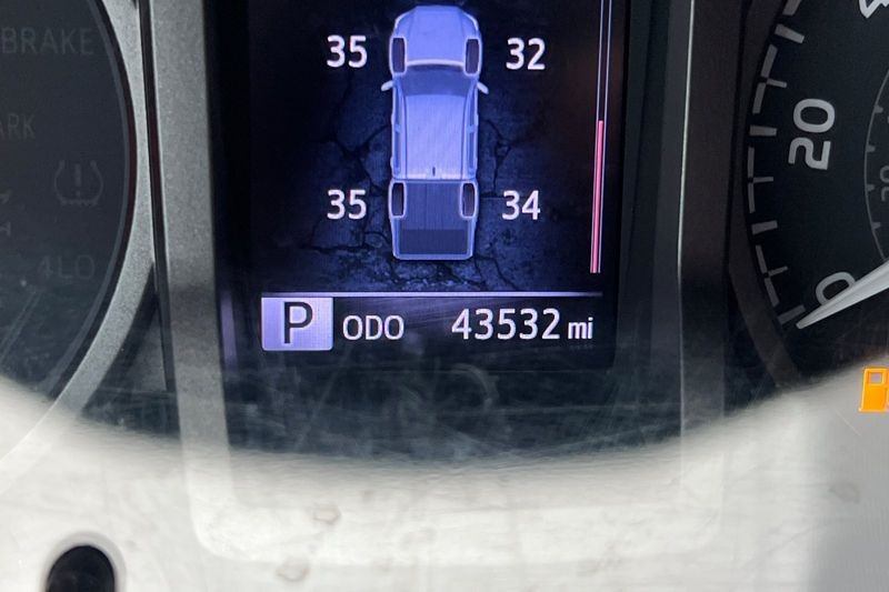 Toyota Tacoma 2WD Vehicle Full-screen Gallery Image 24