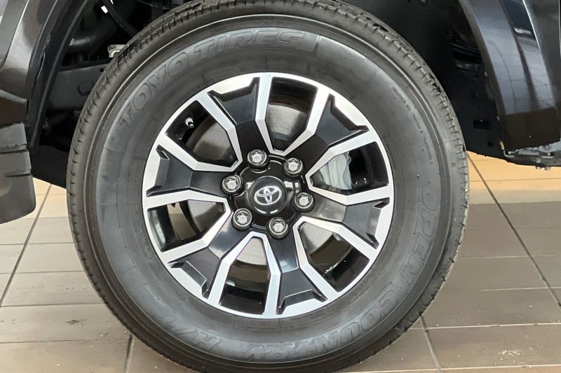 Toyota Tacoma 2WD Vehicle Full-screen Gallery Image 25