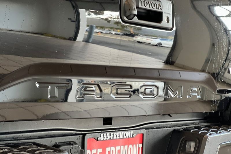 Toyota Tacoma 2WD Vehicle Full-screen Gallery Image 26
