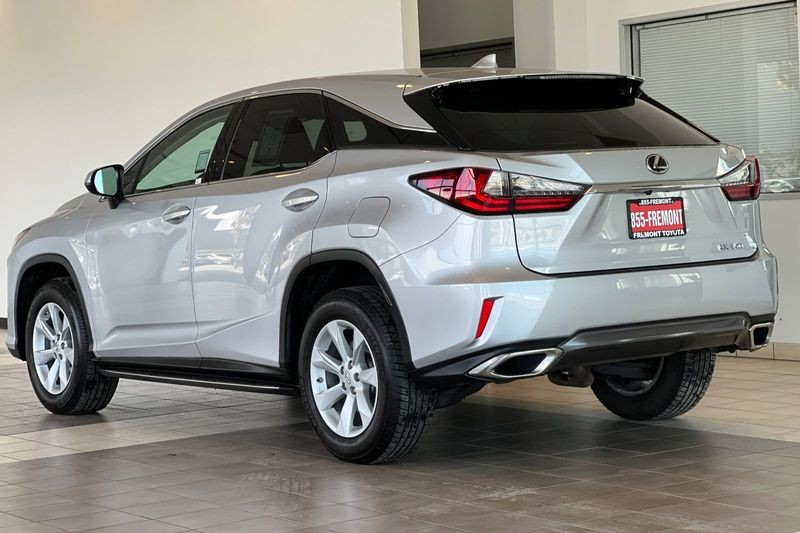 Lexus RX Vehicle Full-screen Gallery Image 06