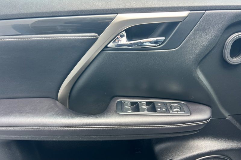 Lexus RX Vehicle Full-screen Gallery Image 11