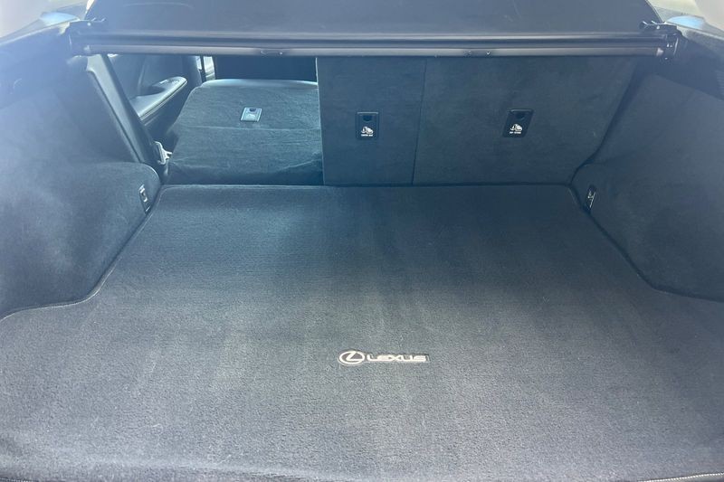 Lexus RX Vehicle Full-screen Gallery Image 15