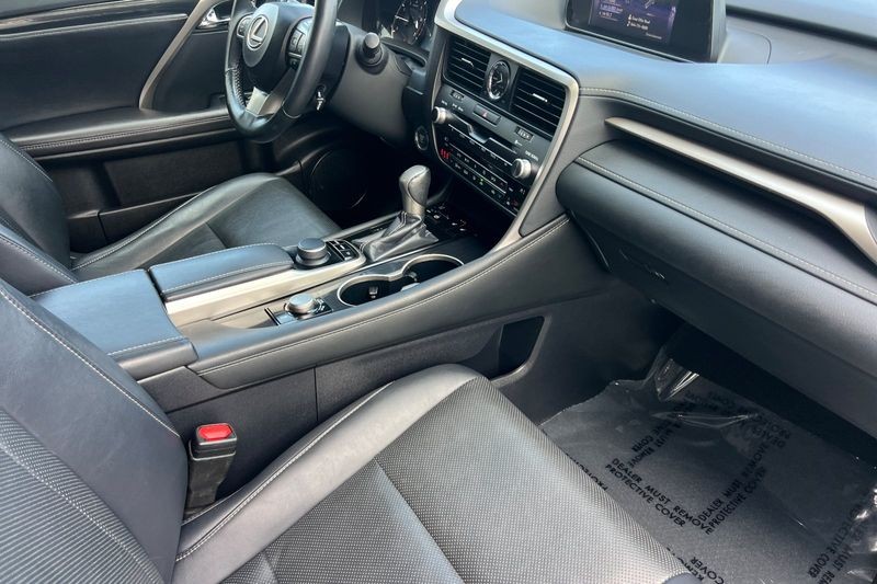 Lexus RX Vehicle Full-screen Gallery Image 16