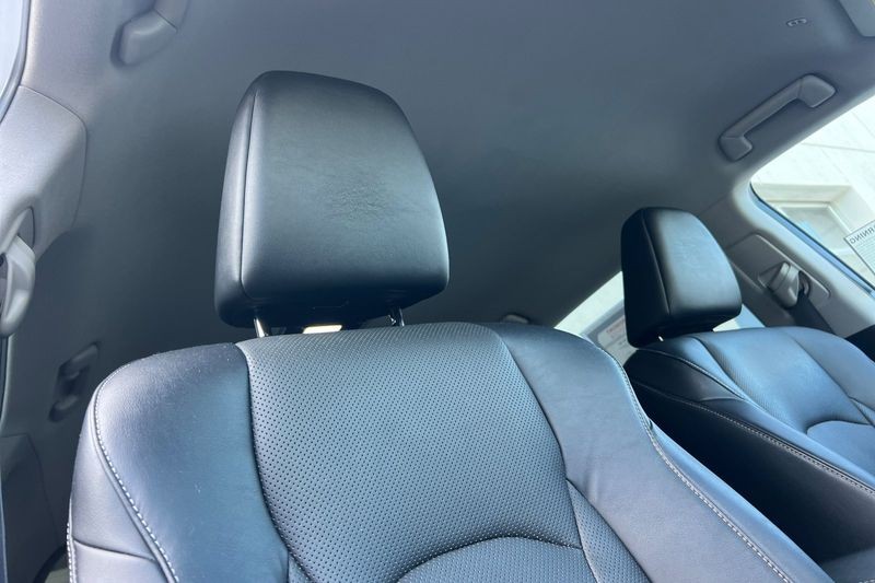 Lexus RX Vehicle Full-screen Gallery Image 17