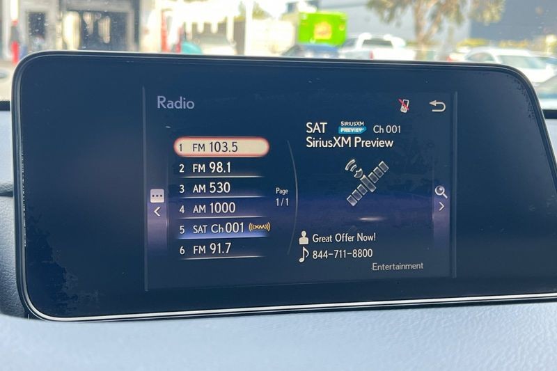 Lexus RX Vehicle Full-screen Gallery Image 18