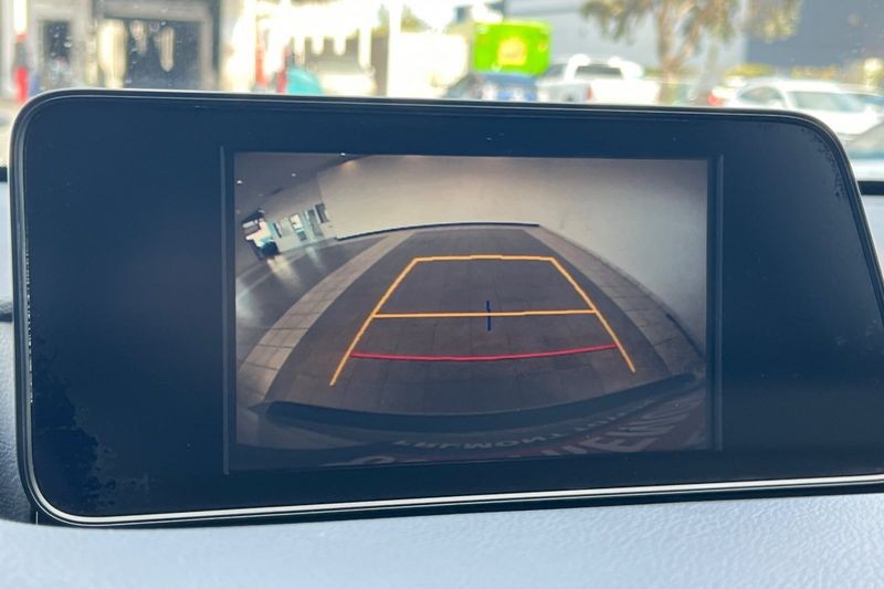 Lexus RX Vehicle Full-screen Gallery Image 19
