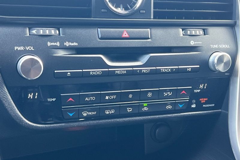 Lexus RX Vehicle Full-screen Gallery Image 20