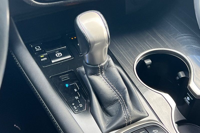 Lexus RX Vehicle Full-screen Gallery Image 21