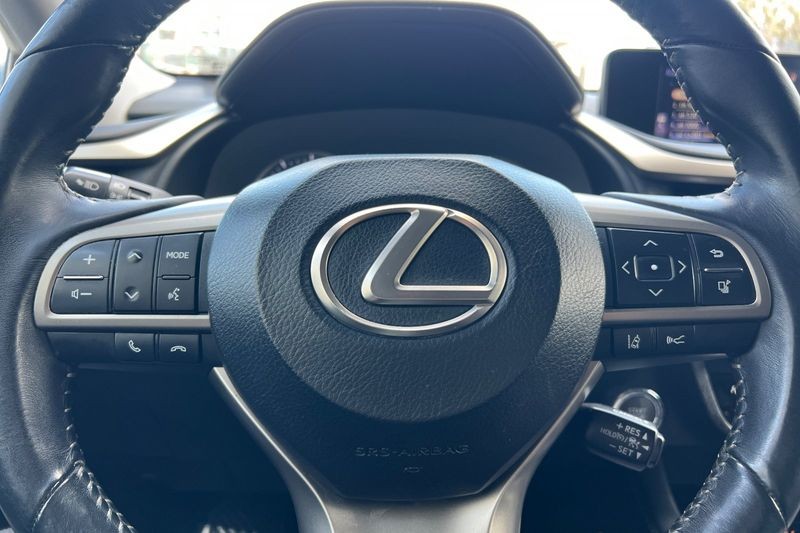 Lexus RX Vehicle Full-screen Gallery Image 23
