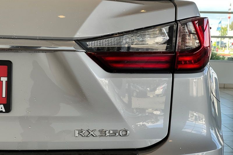 Lexus RX Vehicle Full-screen Gallery Image 27