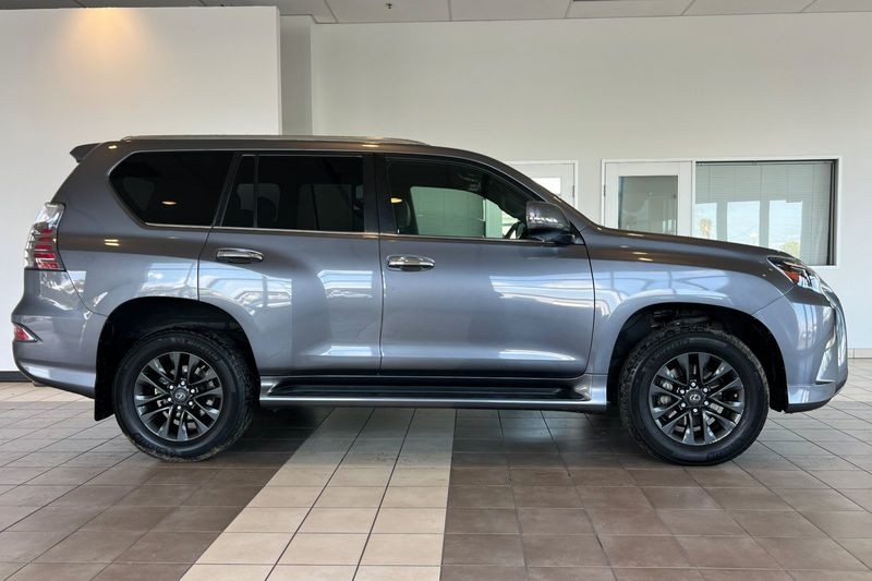 Lexus GX Vehicle Full-screen Gallery Image 03