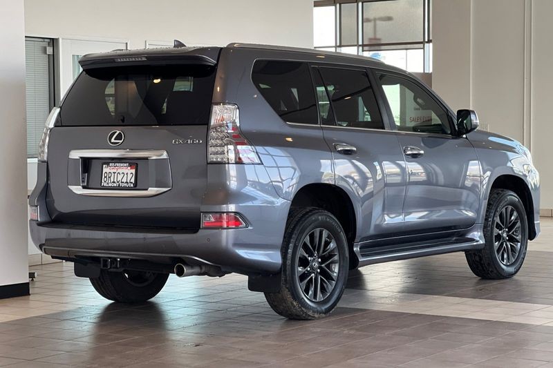 Lexus GX Vehicle Full-screen Gallery Image 04