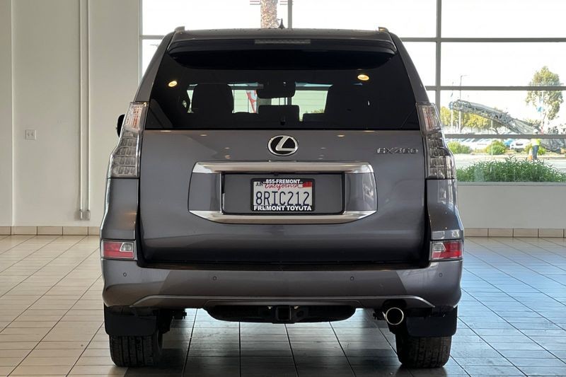 Lexus GX Vehicle Full-screen Gallery Image 05