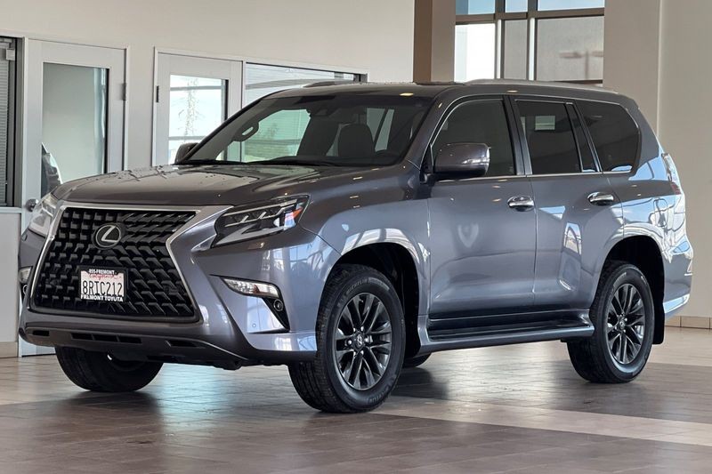 Lexus GX Vehicle Full-screen Gallery Image 08