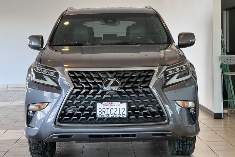 Lexus GX Vehicle Full-screen Gallery Image 09