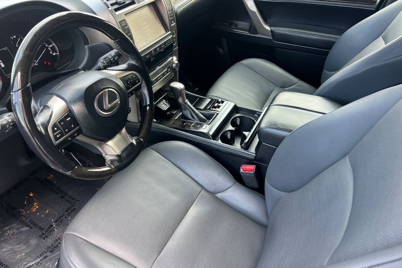 Lexus GX Vehicle Full-screen Gallery Image 10
