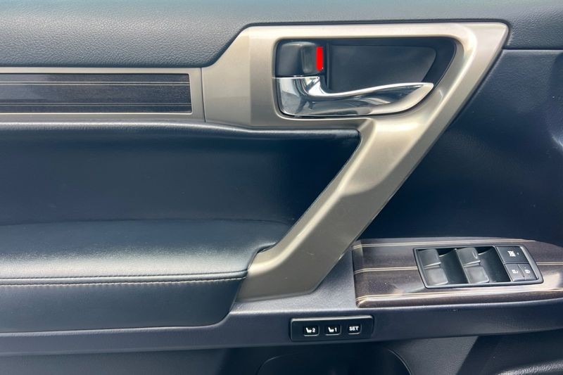 Lexus GX Vehicle Full-screen Gallery Image 11