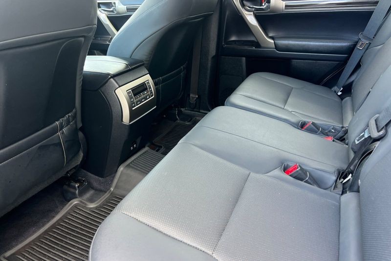 Lexus GX Vehicle Full-screen Gallery Image 12