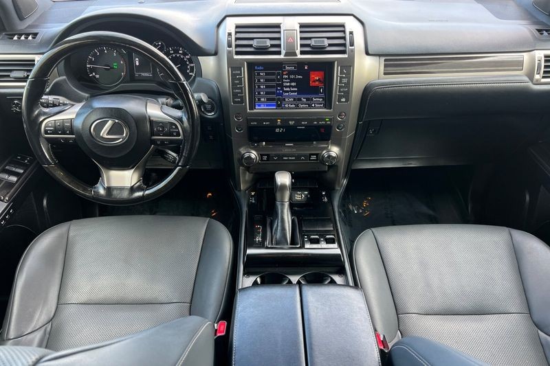 Lexus GX Vehicle Full-screen Gallery Image 13
