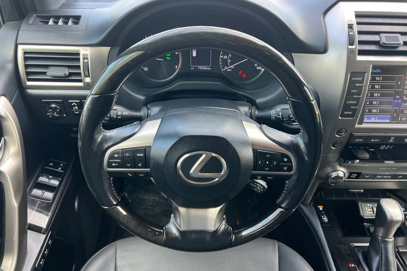 Lexus GX Vehicle Full-screen Gallery Image 14