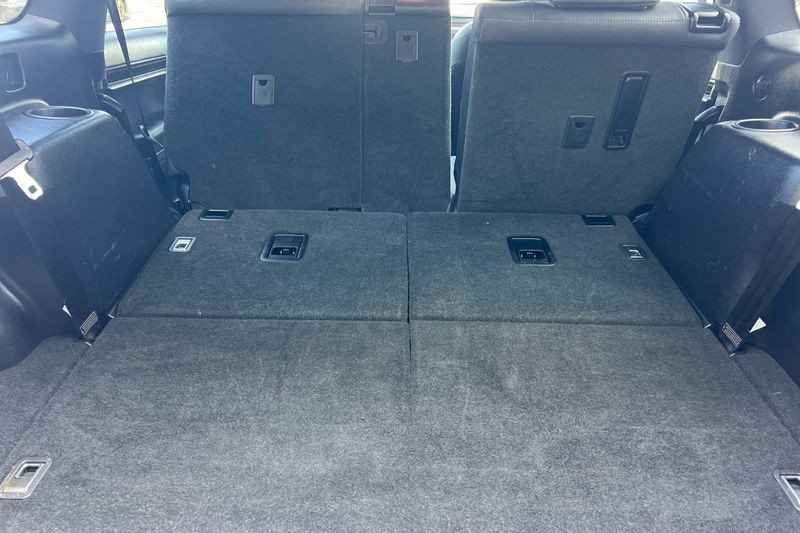 Lexus GX Vehicle Full-screen Gallery Image 15