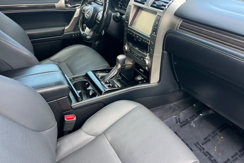 Lexus GX Vehicle Full-screen Gallery Image 16