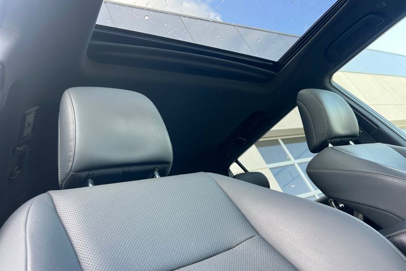 Lexus GX Vehicle Full-screen Gallery Image 17