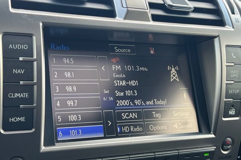 Lexus GX Vehicle Full-screen Gallery Image 18