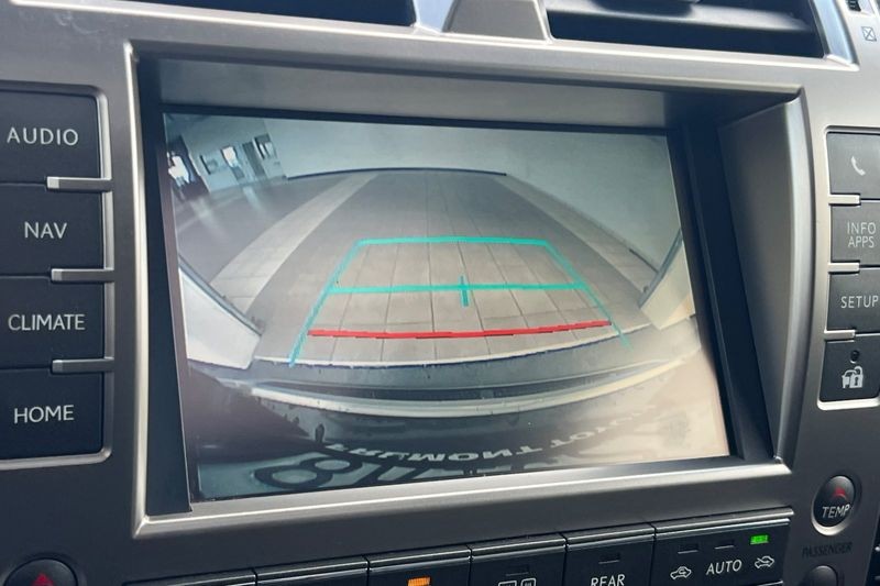 Lexus GX Vehicle Full-screen Gallery Image 20