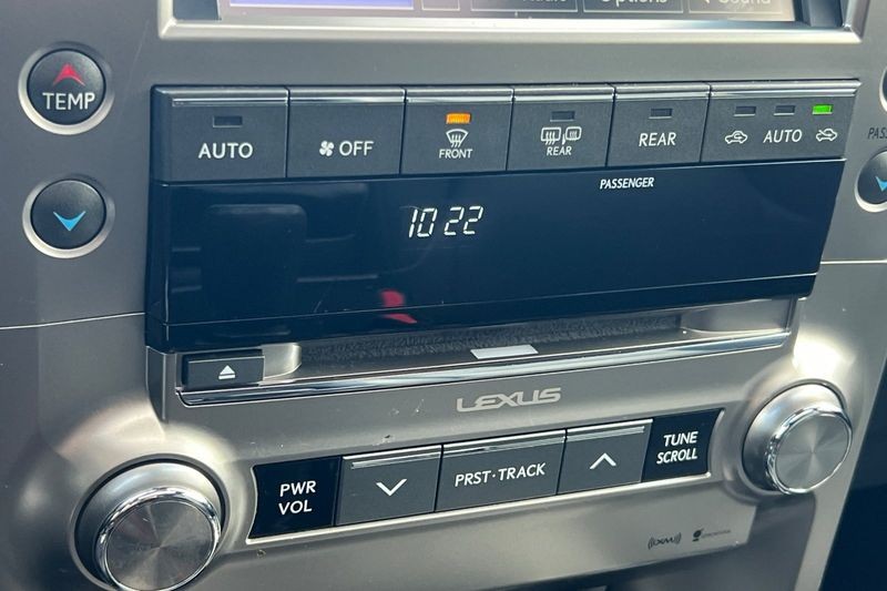 Lexus GX Vehicle Full-screen Gallery Image 21