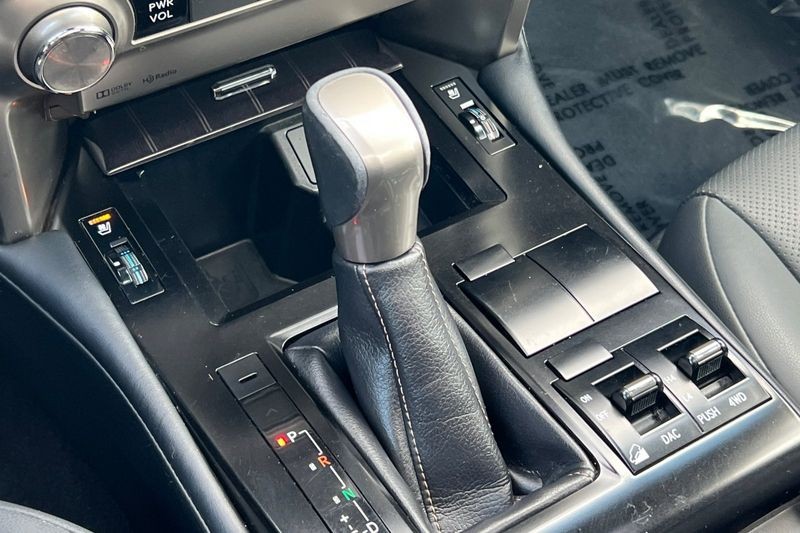 Lexus GX Vehicle Full-screen Gallery Image 22