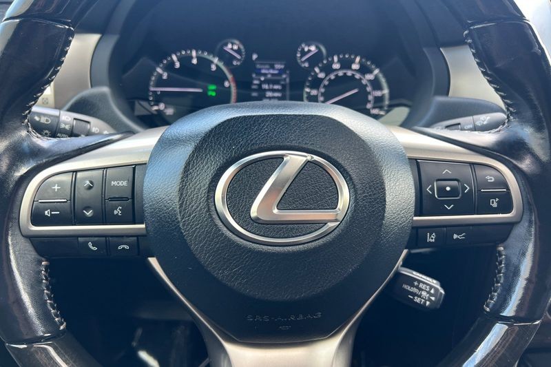 Lexus GX Vehicle Full-screen Gallery Image 24