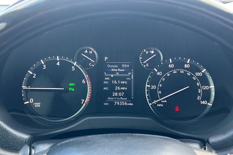 Lexus GX Vehicle Full-screen Gallery Image 25