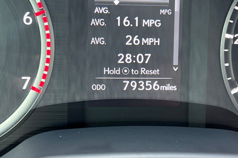 Lexus GX Vehicle Full-screen Gallery Image 26