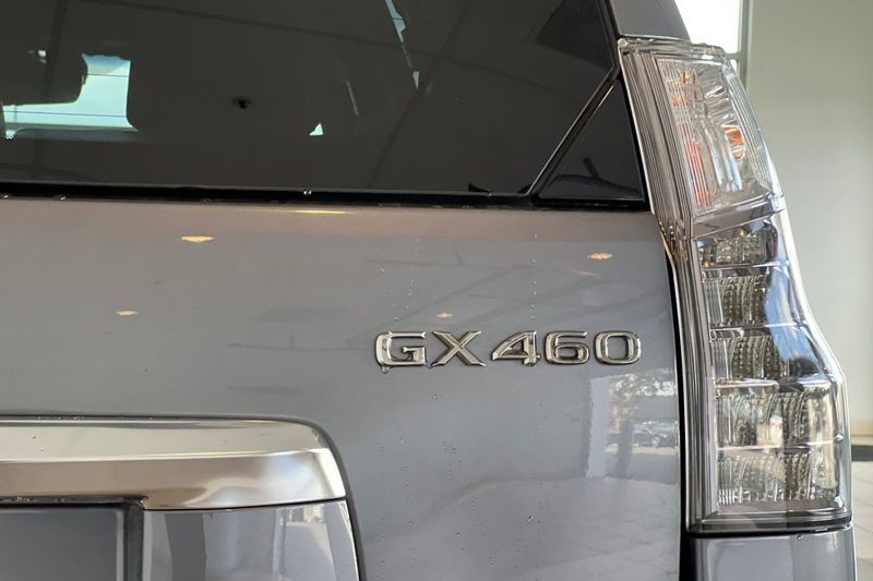 Lexus GX Vehicle Full-screen Gallery Image 28