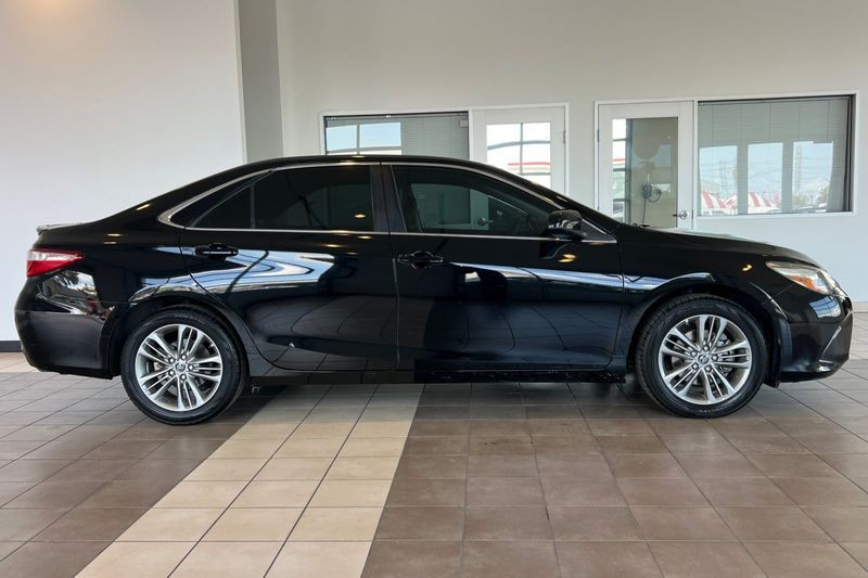 Toyota Camry Vehicle Full-screen Gallery Image 03