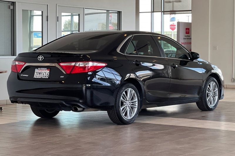 Toyota Camry Vehicle Full-screen Gallery Image 04