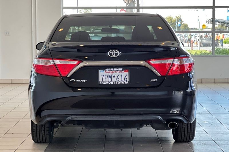 Toyota Camry Vehicle Full-screen Gallery Image 05