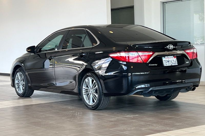 Toyota Camry Vehicle Full-screen Gallery Image 06