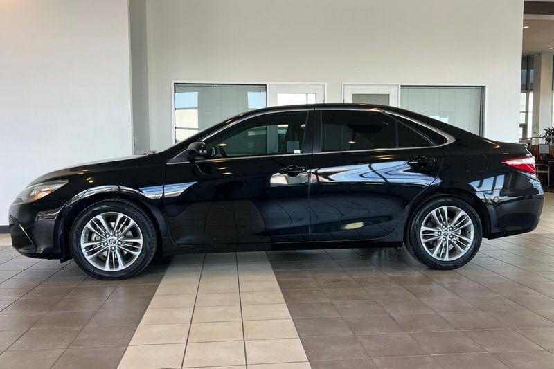 Toyota Camry Vehicle Full-screen Gallery Image 07