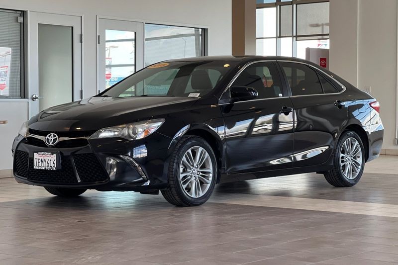 Toyota Camry Vehicle Full-screen Gallery Image 08