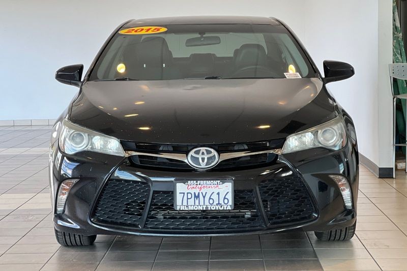 Toyota Camry Vehicle Full-screen Gallery Image 09