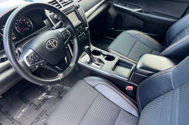 Toyota Camry Vehicle Full-screen Gallery Image 10