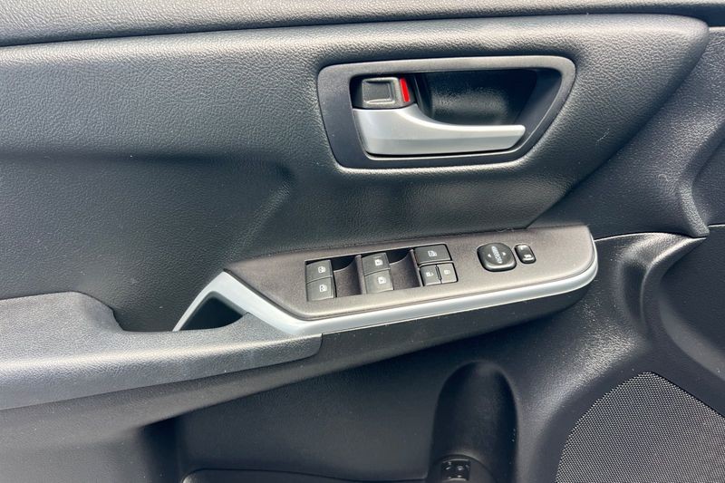 Toyota Camry Vehicle Full-screen Gallery Image 11