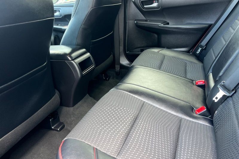 Toyota Camry Vehicle Full-screen Gallery Image 12