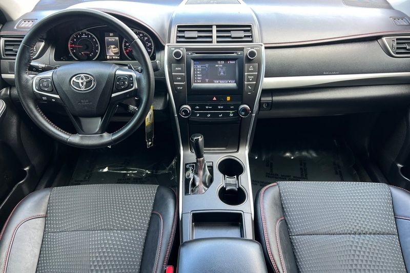 Toyota Camry Vehicle Full-screen Gallery Image 13