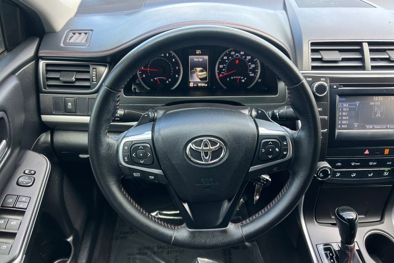 Toyota Camry Vehicle Full-screen Gallery Image 14